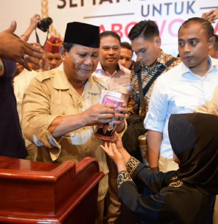 Celengan dan Surat Cinta dari Gadis Kecil untuk Prabowo