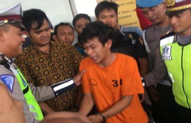 Wahhh, Kemarin Garang Banting Motor, Sekarang Pakai Baju Tahanan Adi Saputra Nangis Bombay