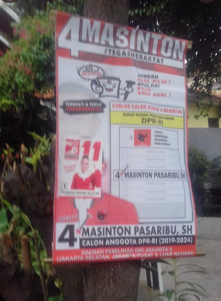 Caleg PDIP Masinton Pasaribu Protes Posternya Ditutupi Stiker Caleg PSI
