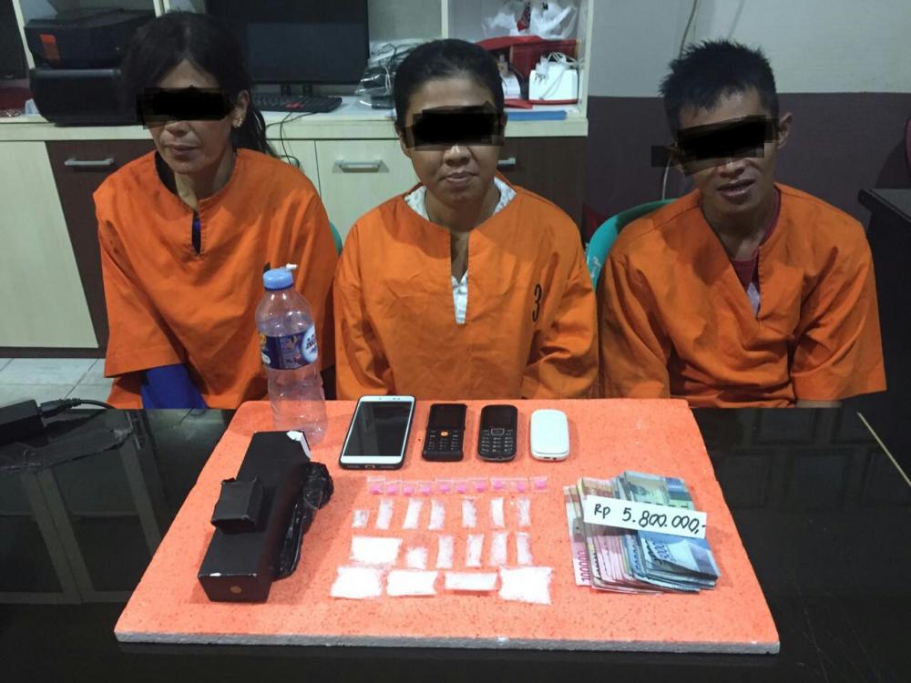 Dua IRT dan Seorang Pria Ditangkap di Pekan Arba, Polisi Temukan Belasan Paket Sabu