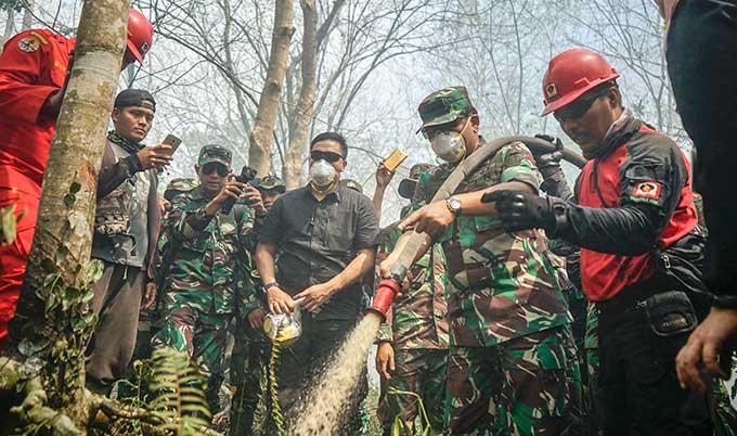 Atasi Meluasnya Karhutlah Panglima TNI Kunjungi Riau Tambah Kekuatan Pasukan