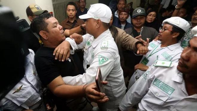 Ahmad Dhani Didorong Jaksa  Bergegas Menuju Ruang Tahanan Agar Tidak Menanggapi Wartawan 