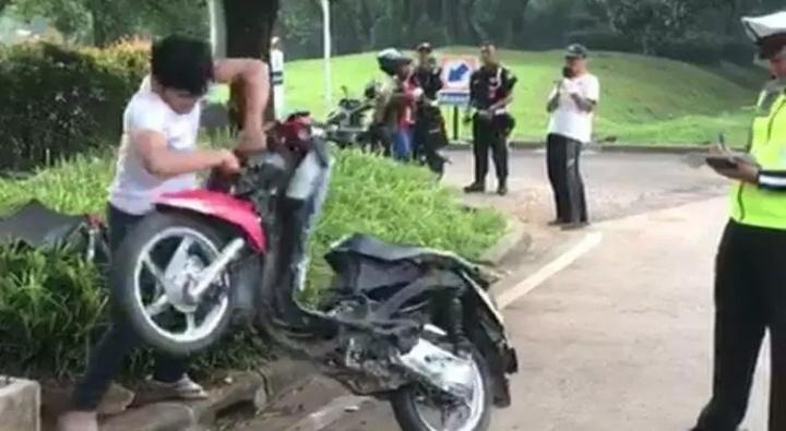 Kembali Viral Pria Yang Rusak Motornya Sendiri di Depan Polisi, Berulah Lagi Bakar STNK 