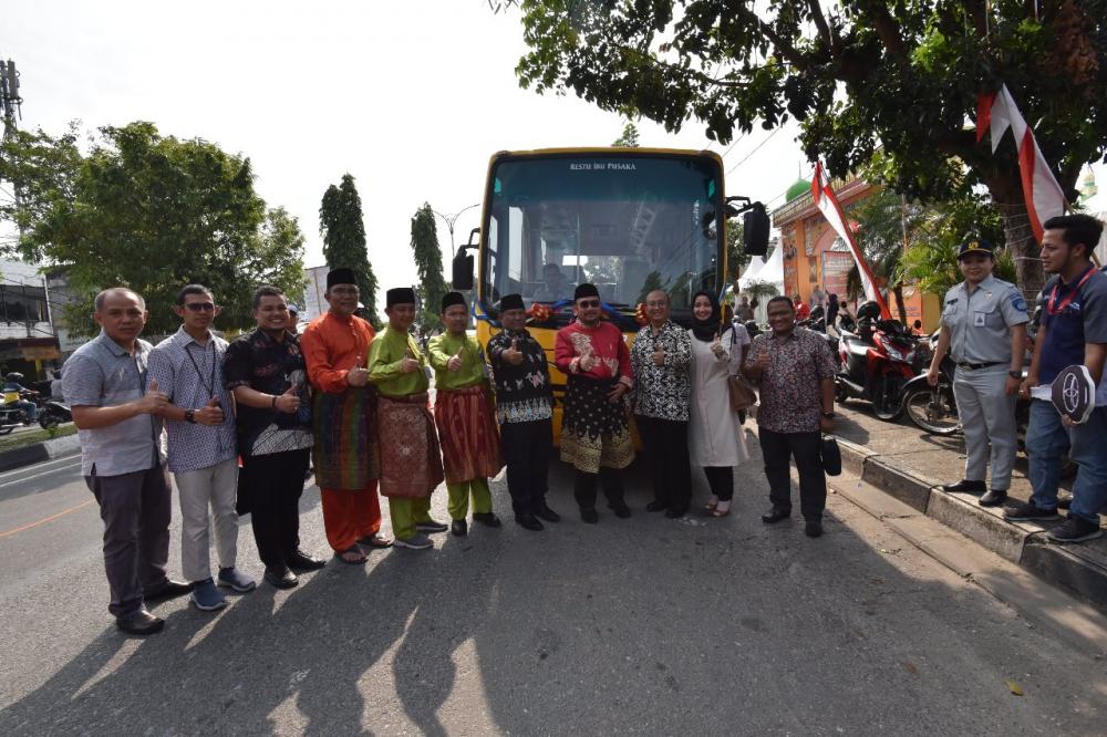 Di HUT Kampar Ke -70 PT.Agung Toyota serahkan satu unit Bus Sekolah ke Pemkab Kampar