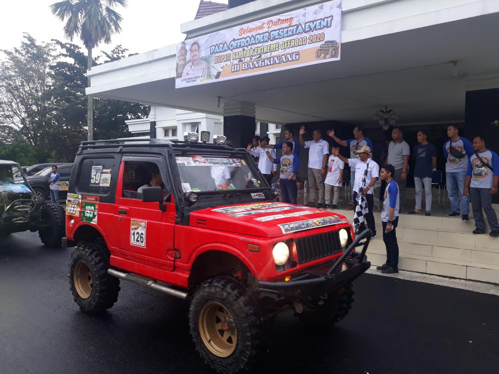Bupati Kampar Melepaskan Star  Para Off-Roader Peserta Event di Depan Rumah Dinas Bupati kampar. 
