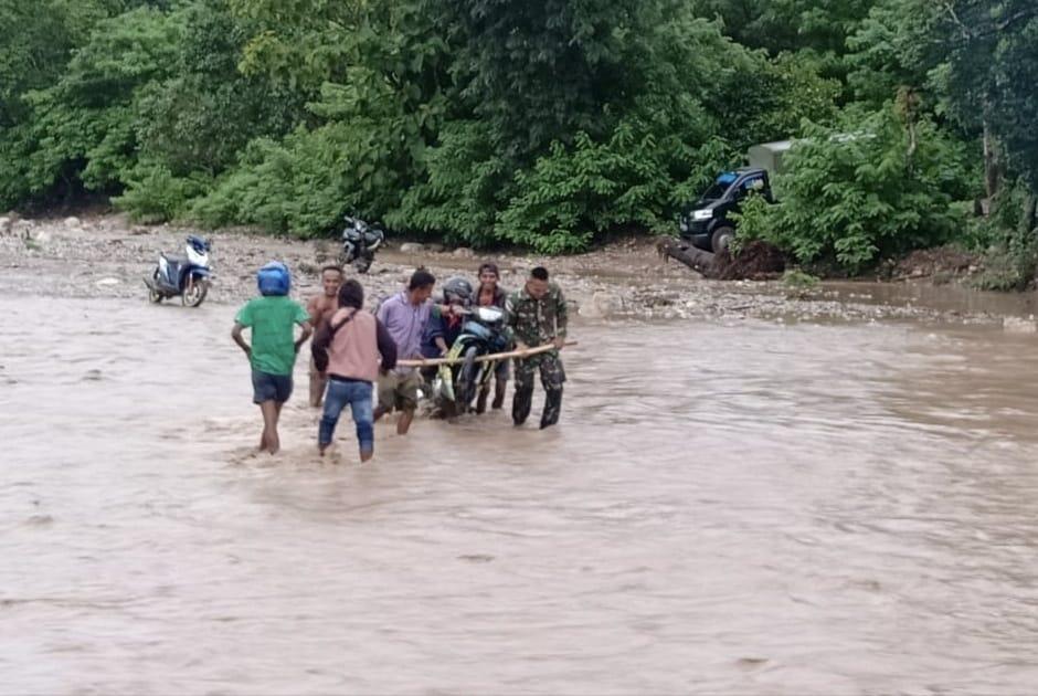 Berjibaku Dengan Arus Sungai, Satgas Yonif 132/BS, Membantu Evakuasi Kendaraan Masyarakat Perbatasan .