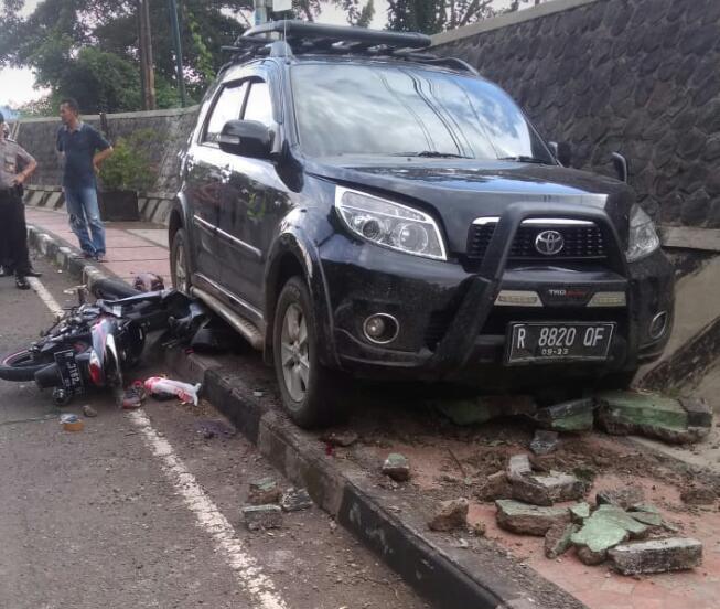 Sepeda Motor Hilang Kendali Tabrak Minibus, Pengendara Luka Parah