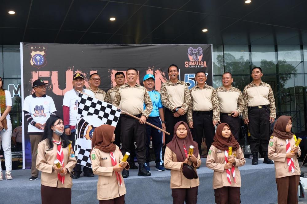 *Kapolda Riau Lepas Peserta Lomba lari Fun Run Di Kota Dumai*