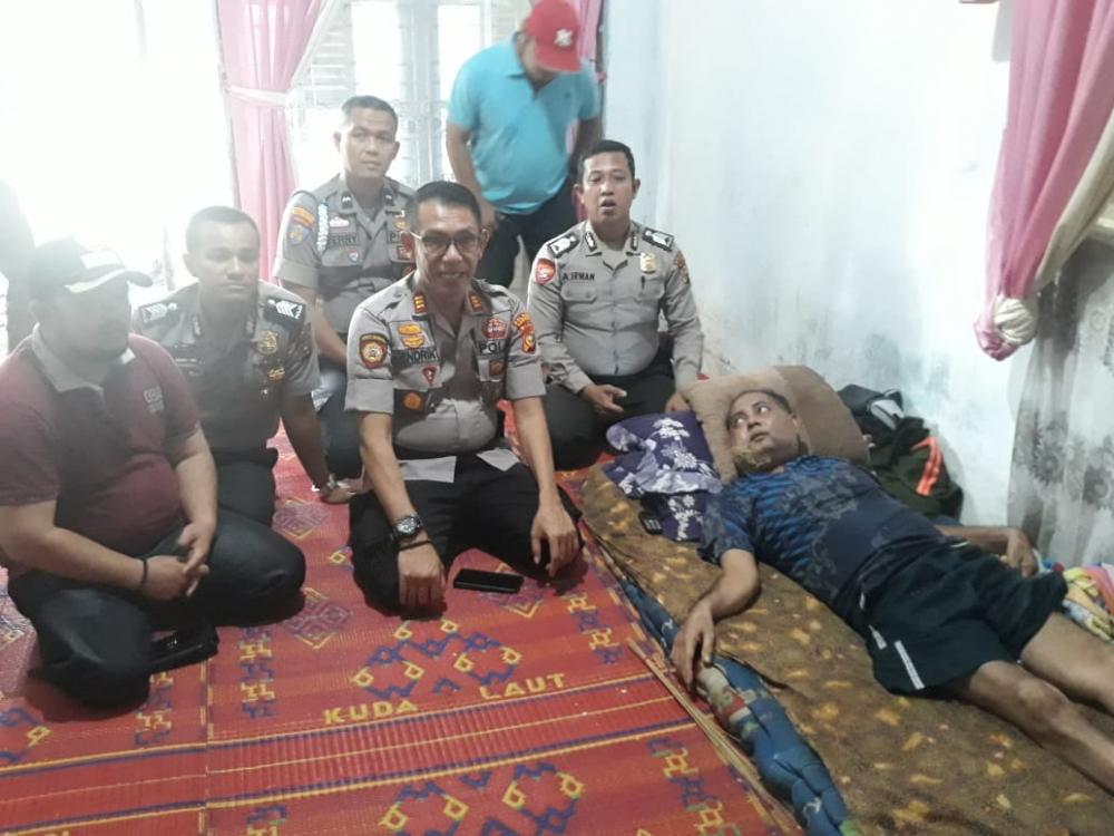 Kapolsek Kampar Kunjungi Warga Terkena Penyakit Kanker Mulut