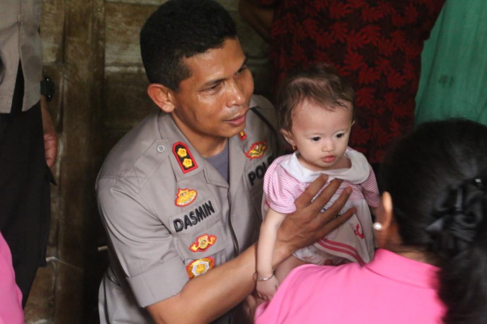 Kapolres Rohul,AKBP.Dasmin Ginting SIK,Kunker masih sempat bantu Fakir Miskin.