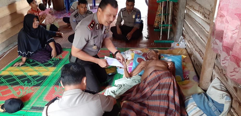 Kapolsek Kampar Kiri Kunjungi dan Bantu Warga Penderita Hepatitis B di Desa Sei Geringging
