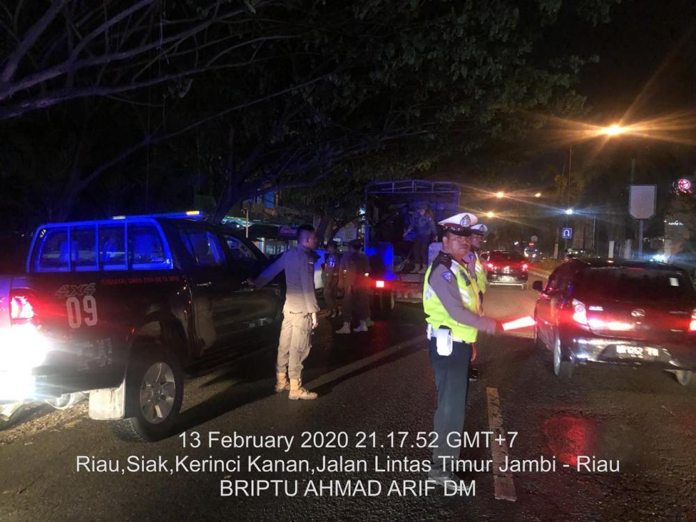 Satlantas Polres Pelalawan Tertibkan Mobil yang Parkir di Trotoar