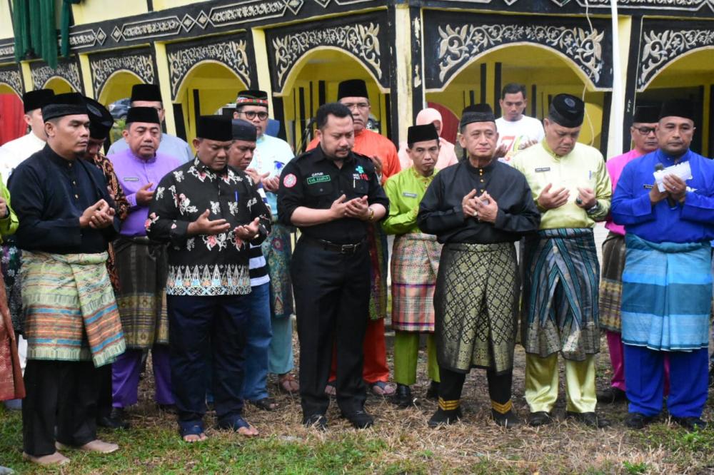 Panitia  Lakukan pemotongan Kerbau Menjelang Penobatan Payung Panji Adat.