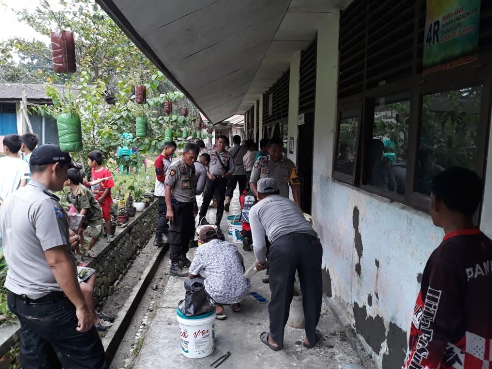 Sambil Berpetualang Kapolres Rohul,AKBP.Dasmin Ginting SIK, dan Personilnya Lakukan Bhakti Sosial