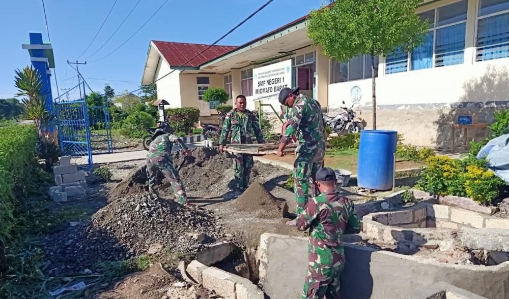Pengabdian Tanpa Batas, Satgas Pamtas RI-RDTL Yonif 132/BS, Bangun Kolam Hias Buat SMPN 1 Miomaffo Barat.