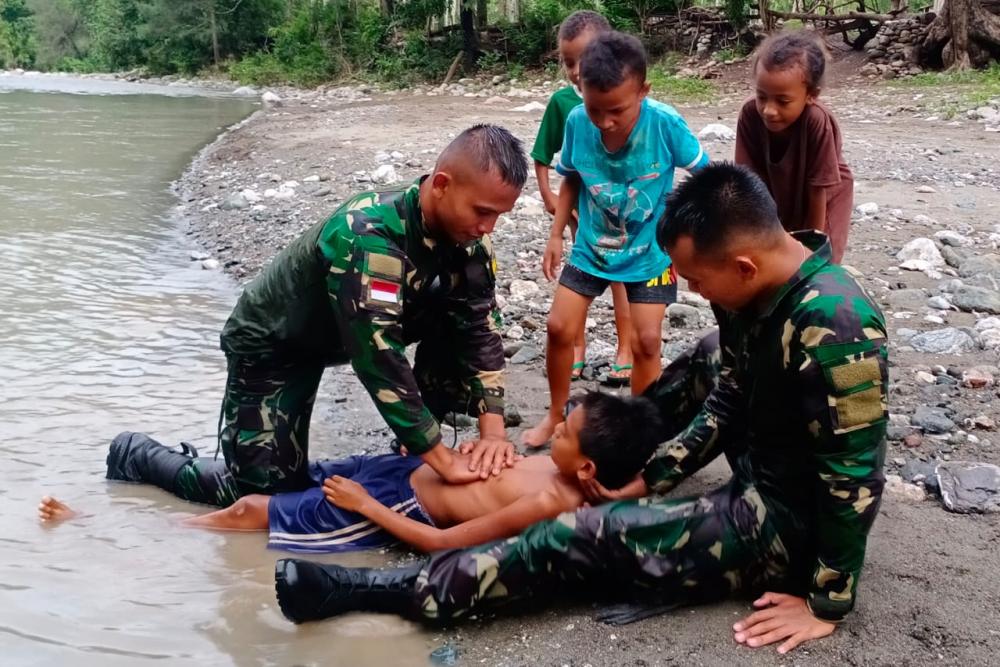 Aksi Heroik, Satgas Yonif 132/BS, Selamatkan Seorang Anak Yang Terseret Arus.