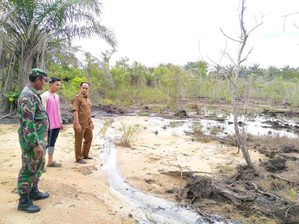 Warga Akan Unjukrasa, Babinsa Cek Lokasi Pencemaran Limbah PT CPI