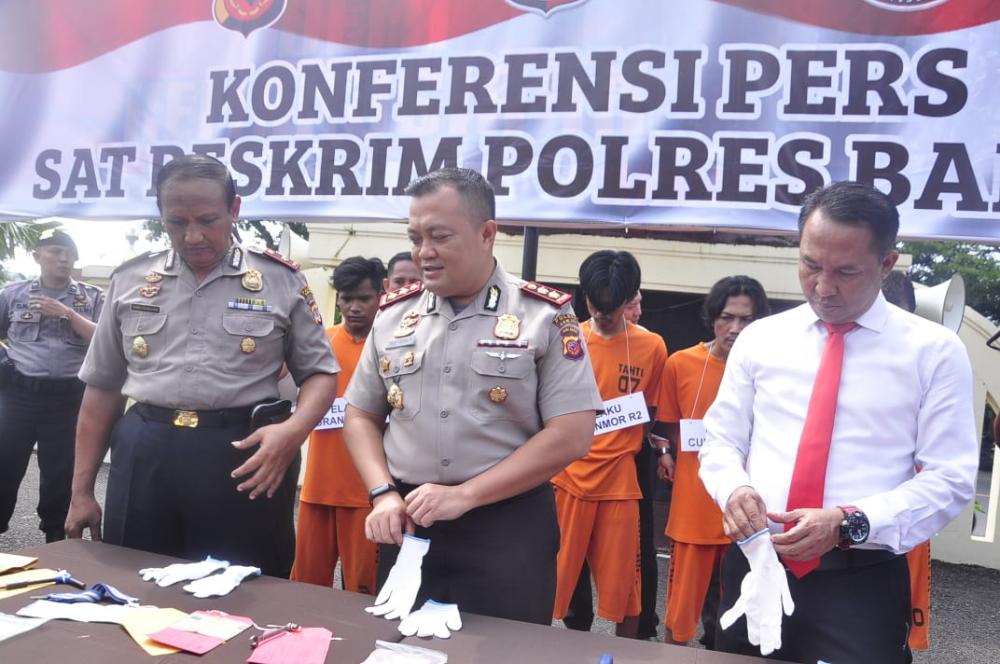 5 orang spesialis curanmor dan curat dibekuk jajaran Polres Banjar 18 unit sepeda motor diamankan dan dilakukan pendataan  