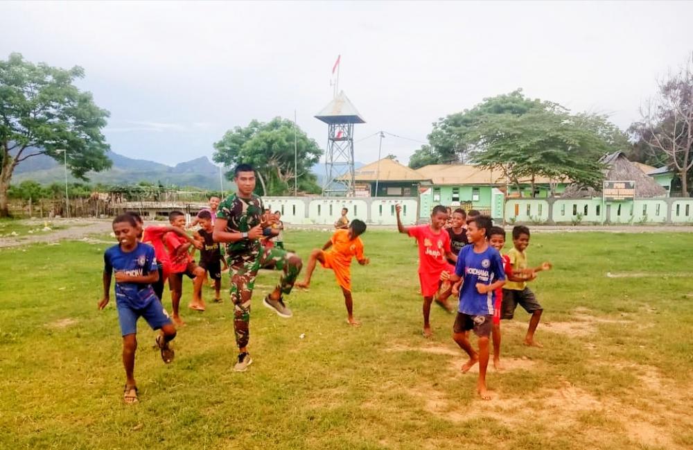 Satgas Yonif 132/BS Berikan Pelatihan Sepak Bola Anak-Anak Perbatasan