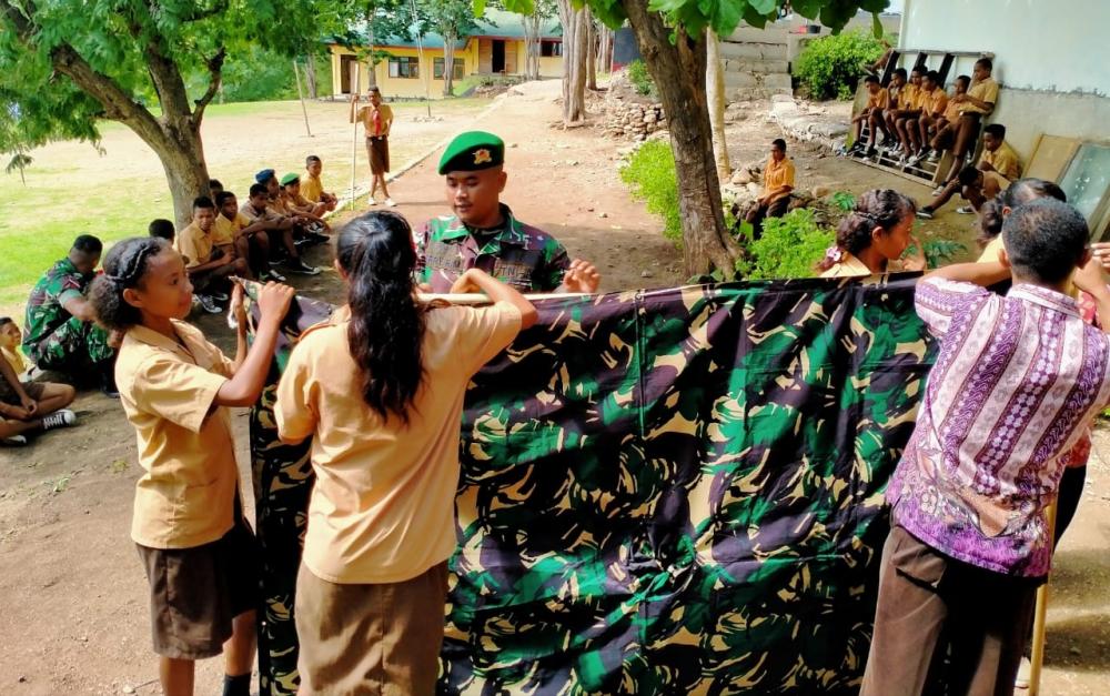 Satgas Yonif 132/BS, Ajarkan Murid SMP Letenaek Pramuka, Mendirikan Tenda tingkatkan keterampilan. 