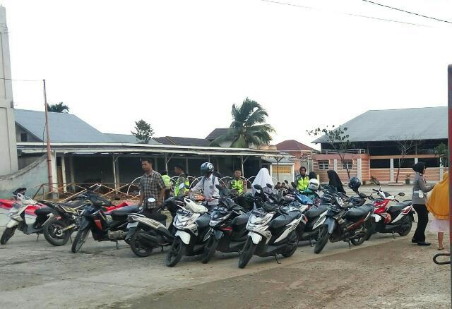 Tertibkan Lalu Lintas, AKP Rosna Himbau Orang Tua Agar Tidak Ijinkan Anak Bawah Umur Untuk Mengemudi