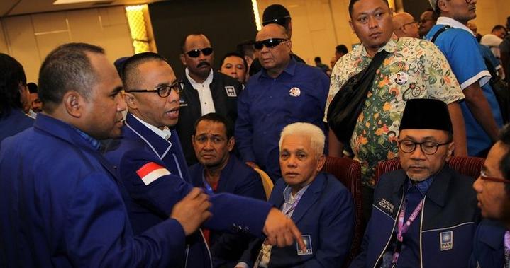 Kongres PAN V Dikendari Ricuh,Dua Kubu Saling Lempar Kursi