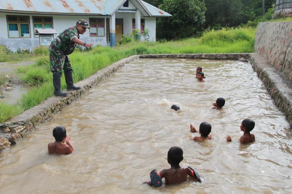 Cita-Cita Ingin Menjadi TNI, Satgas Yonif 132/BS Ajarkan Renang Kepada Anak Perbatasan