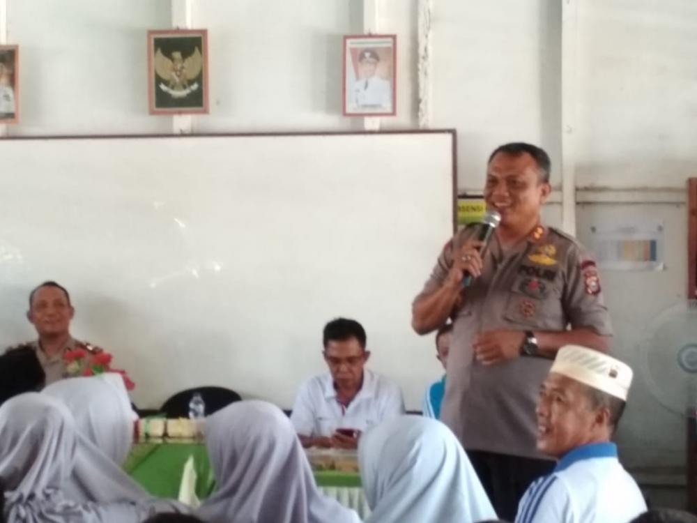Kapolres Inhil Kunjungi SD Negeri 003 Sungai Luar