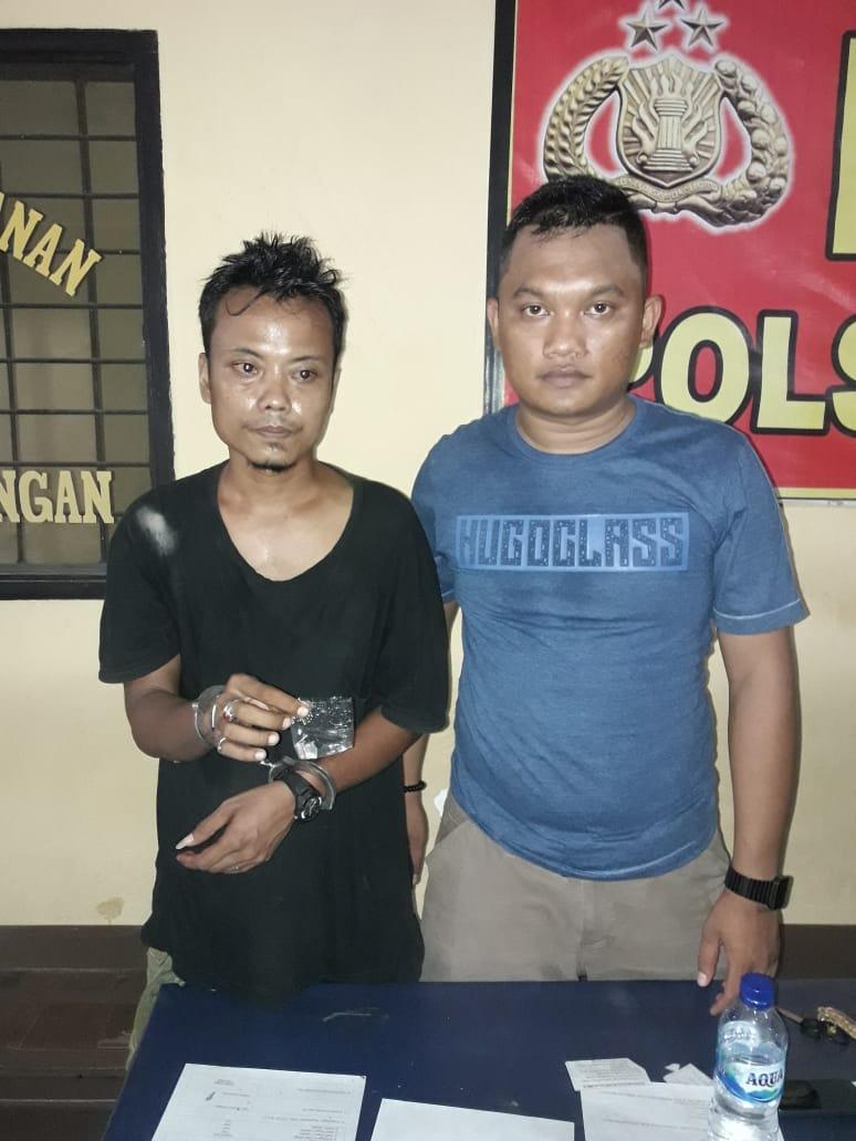 Sial, Lagi Nunggu Pembeli Pria Sebagai Pengedar Sabu Ini Diborgol Polisi