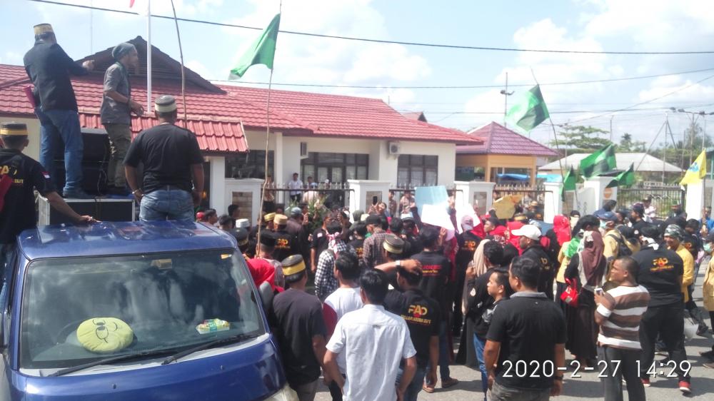 Memanas, Peserta Aksi Demo Meminta 'Pak Kamarek' Dibebaskan oleh Pengandilan Negeri Tembilahan