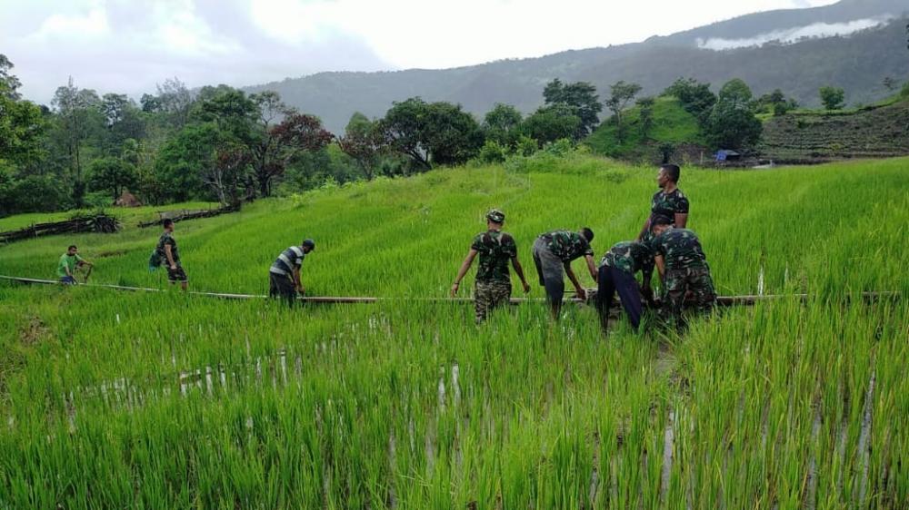 Satgas Yonif 132/BS, Bantu Atasi Kesulitan Masyarakat Memperbaiki Pipa Air Bersih Yang Rusak 