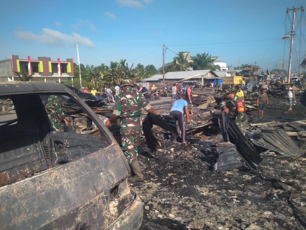 Puluhan Kios Terbakar, Anggota Koramil 03/Tempuling Bersihkan Puing Reruntuhan
