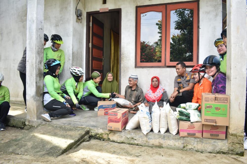 Ketua Bhayangkari Daerah Riau Ny. Ernie Agung Setya Bantu Warga Kurang Mampu di Desa Sipungguk