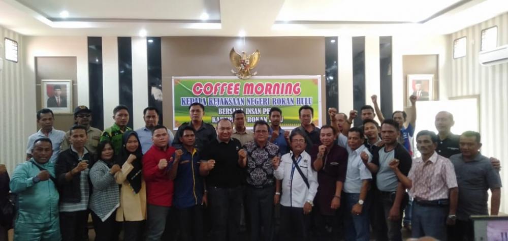 Ivan Damanik SH.MH mendapat apresiasi dari Insan Pers Kab.Rokan Hulu. 