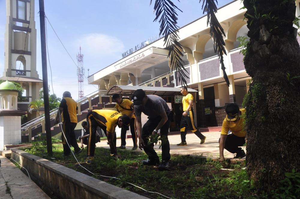 Polres Banjar Gelar Kerja Bakti di Sejumlah Rumah Ibadah di Kota Banjar