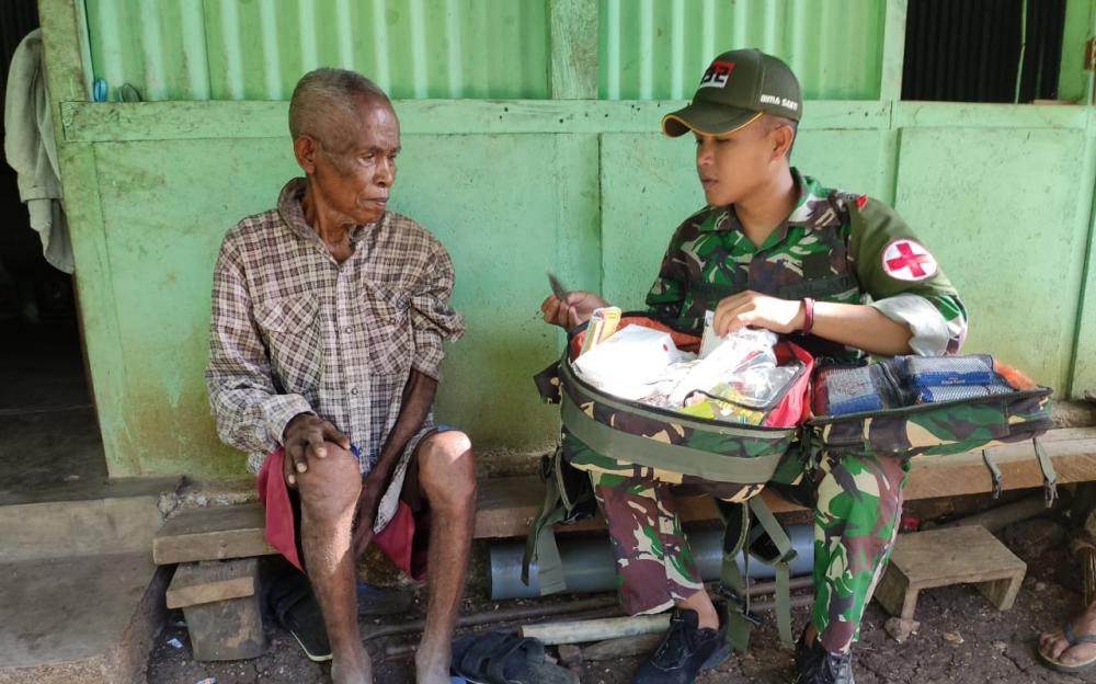 Hadapi Musim Penghujan, Satgas Pamtas RI-RDTL Yonif 132/BS, Cek Kesehatan Masyarakat Perbatasan.