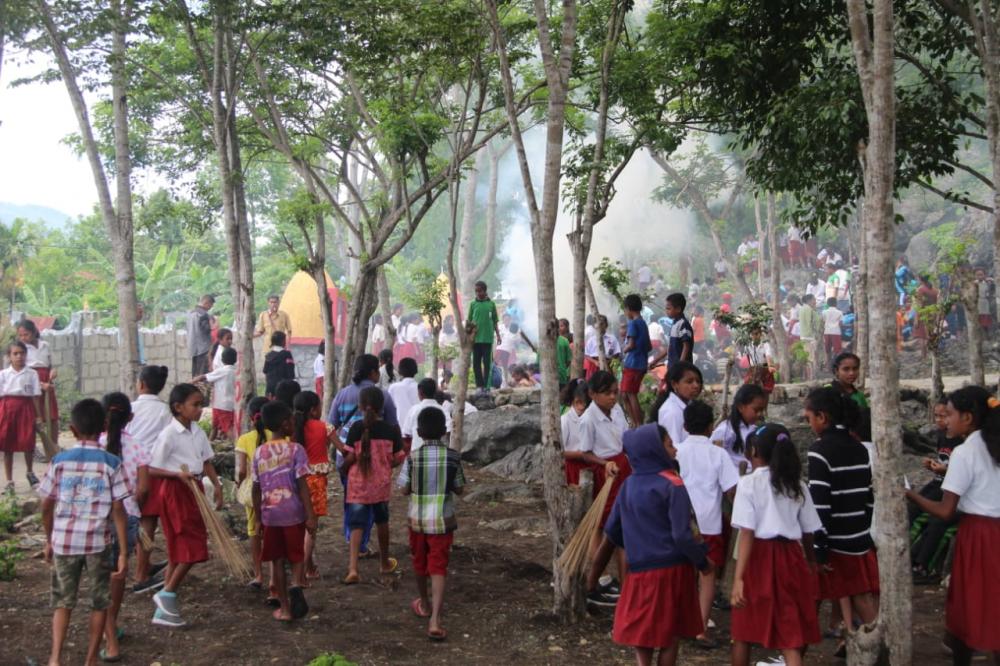 Satgas Yonif 132/BS, Mengajarkan Anak Sekolah Bersama-sama Gotong Royong Membersihkan Lingkungan
