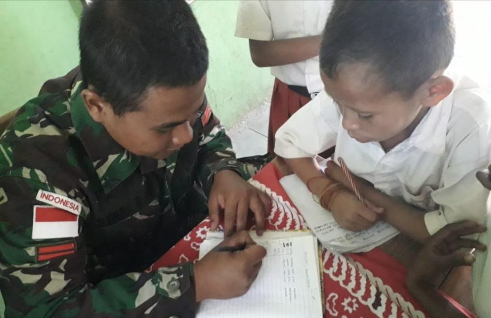 Satgas Yonif 132/BS, Menjadi Guru di Perbatasan dengan Peduli Pendidikan
