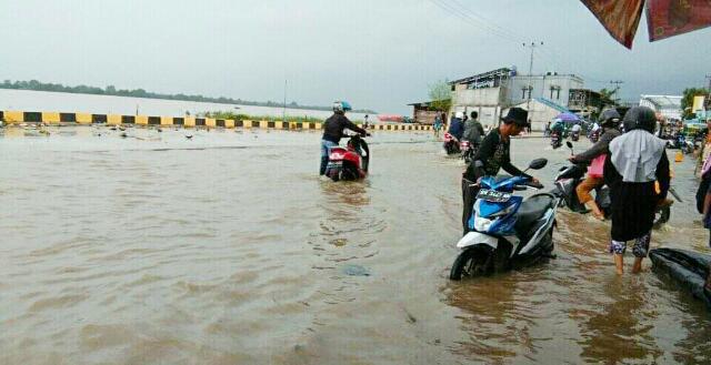 Hujan Disertai Air Pasang Dalam, Sejumlah Aktivitas RSUD dan Jalanan Terganggu di Inhil 