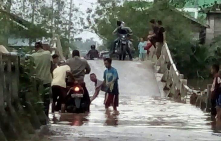 Jembatan Sungai Piring Memprihatinkan,Masyarakat Kecewa Terhadap Dewan Yang Meraup Suara Di Daerah Ini 
