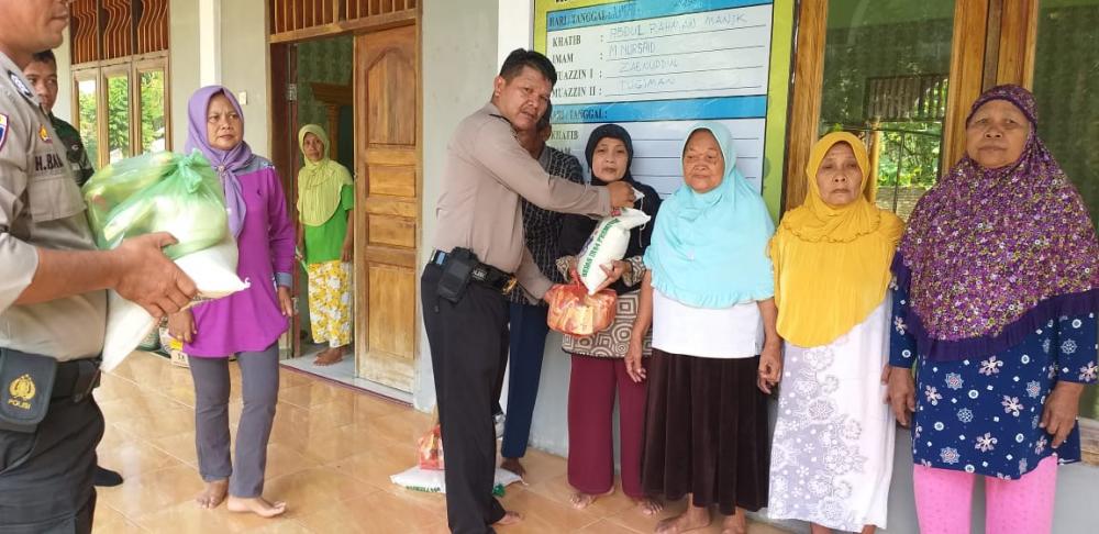 Polsek Kotarih berikan Sembako ke kaum Dhuafa