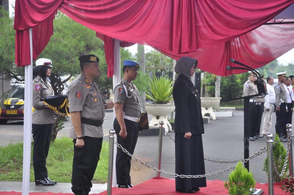 Walikota  Serahkan Penghargaan Atas Prestasi Personil Polres Banjar