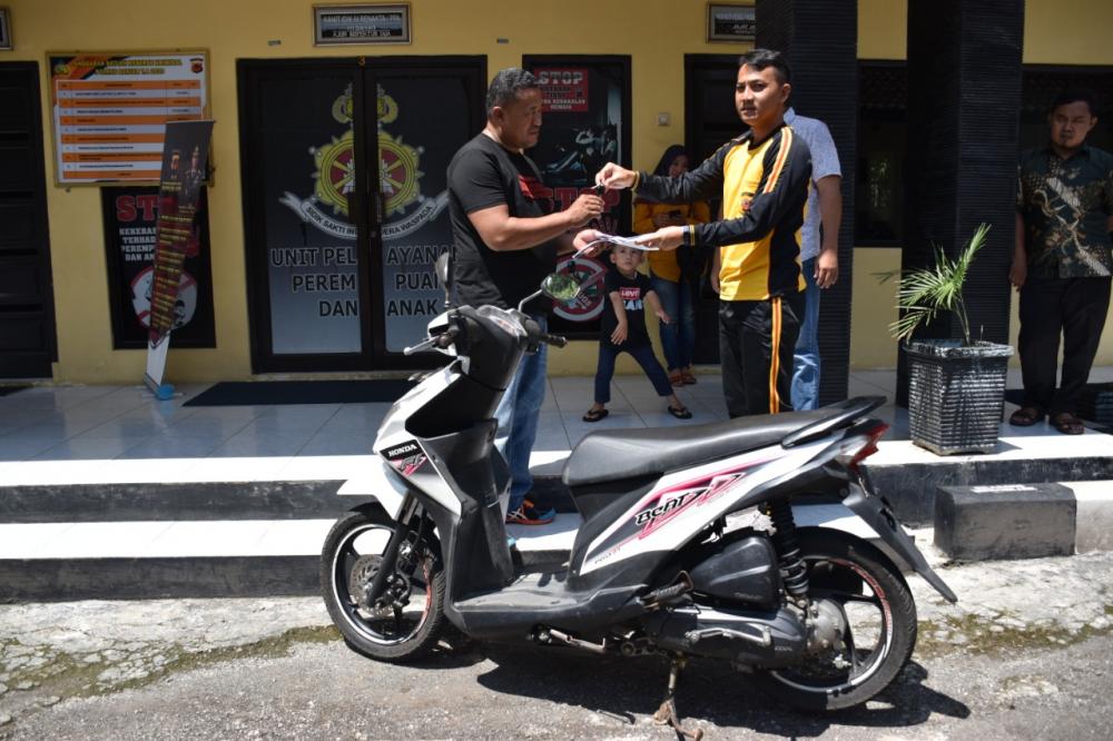 Satreskrim Polres Banjar Serahkan 1 Unit Kendaraan yang Merupakan BB Pencurian kepada Pemiliknya