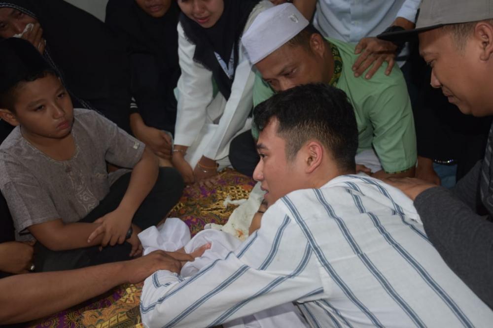 Defri LIDA Kontestan Liga Dangdut Pulang Kampung Berikan Penghormatan Terakhir kepada Sang Adek