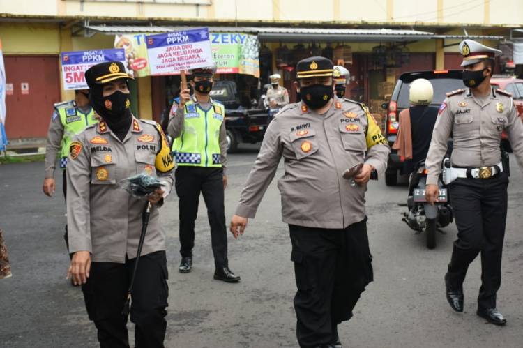 Kapolres Banjar dan Pamen Asistensi Polda Jabar Sampaikan Imbauan Prokes dan Bagikan Masker
