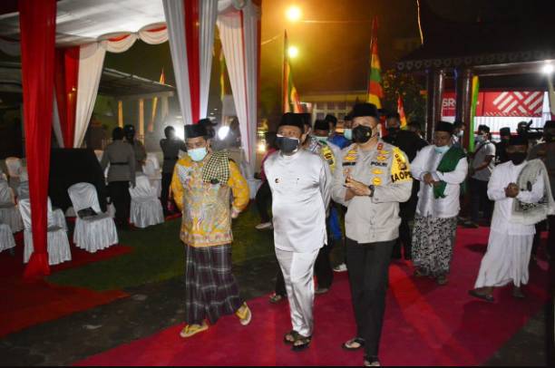 Bupati Kampar Dampingi Kapolda Shalat Subuh Berjamah di Mesjid Jamik Air Tiris