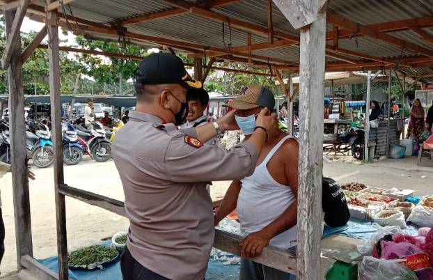 Tindak Lanjuti Program 100 Hari Kapolri, Polres Kampar dan Polsek Jajaran Tiap Hari Bagikan Masker