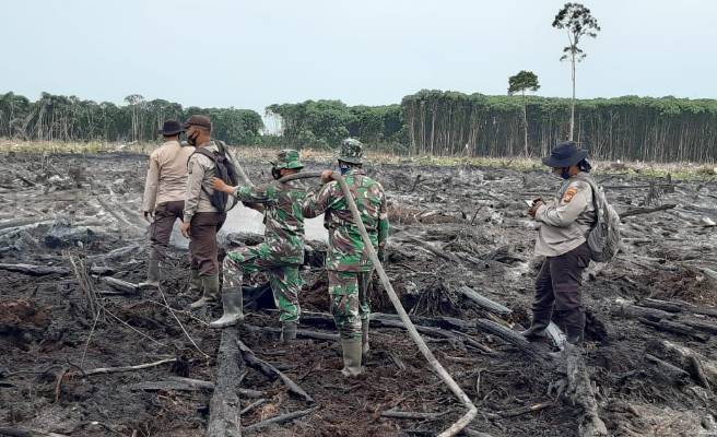 Babinsa Koramil  Rupat  Sigap Padamkan Api yang Membakar Lahan di Desa Sukoharjo Mesim