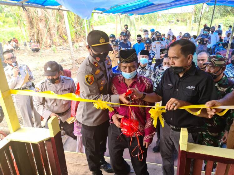 Ketua DPRD dan Polres Inhil Resmikan Rumah Layak Huni Bantuan  Bhabinkamtibmas Polsek Gaung Anak Serka