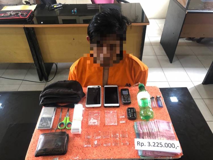 Pria Ini Di Ciduk Polisi Dirumahnya,Karena Sering Transaksi Narkoba